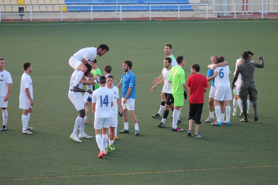 Los jugadores rondeños, celebrando la permanencia a la conclusión del encuentro.