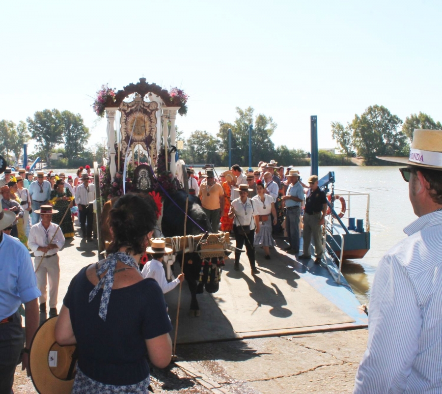 En torno a las 10.30 horas la hermandad rondeña atravesaba el Guadalquivir en barcaza.