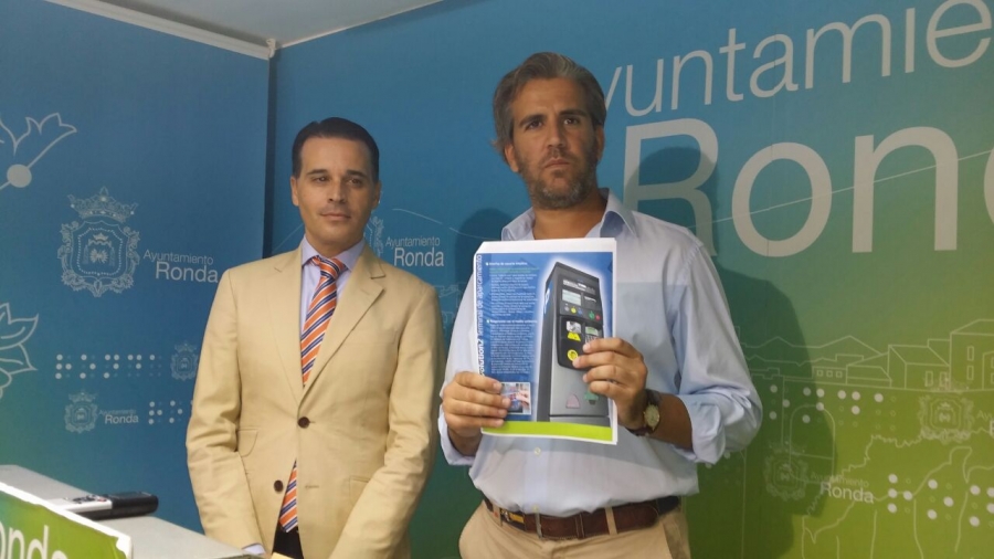 El delegado de Tráfico, Antonio Arenas, junto al director comercial y de marketing del grupo Asesores Locales, Francisco Coca.