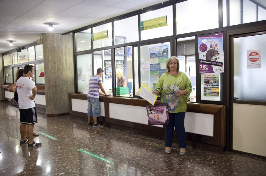 La delegada de Obras se presentó personalmente la solicitud de información en la Delegación Territorial de Medio Ambiente.