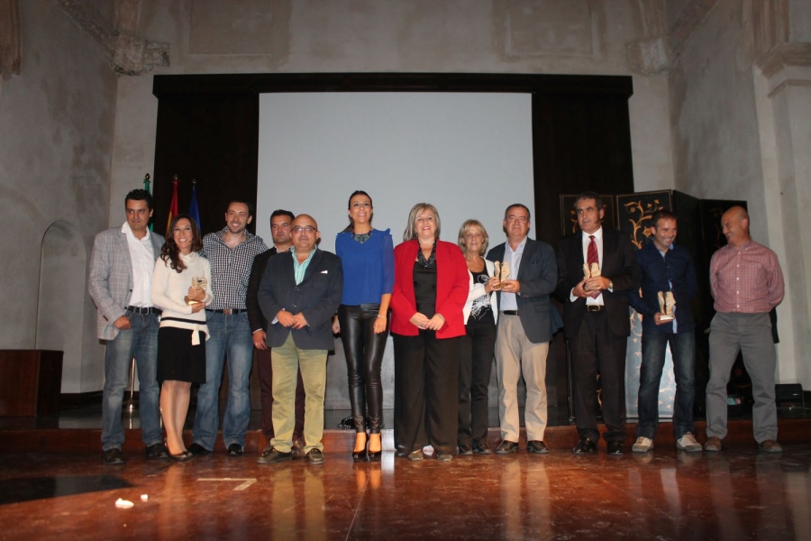 Los premiados han posado juntos a los representantes municipales al final del acto.