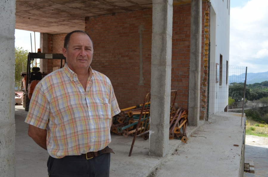 Gabriel Jiménez, alcalde de Alpandeire, junto a las obras del nuevo centro sanitario.