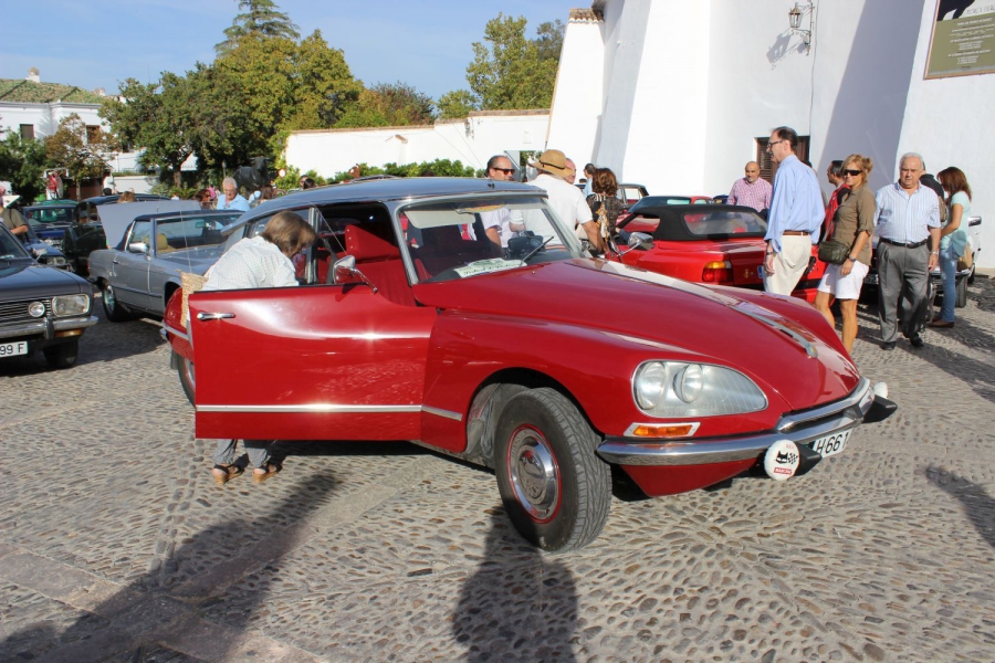 Desde las 09.00 horas el paseo de Blas Infante acogió la concentración de coches clásicos.