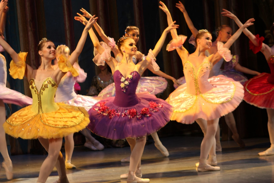 Decenas de bailarines formaron parte del gran espectáculo.