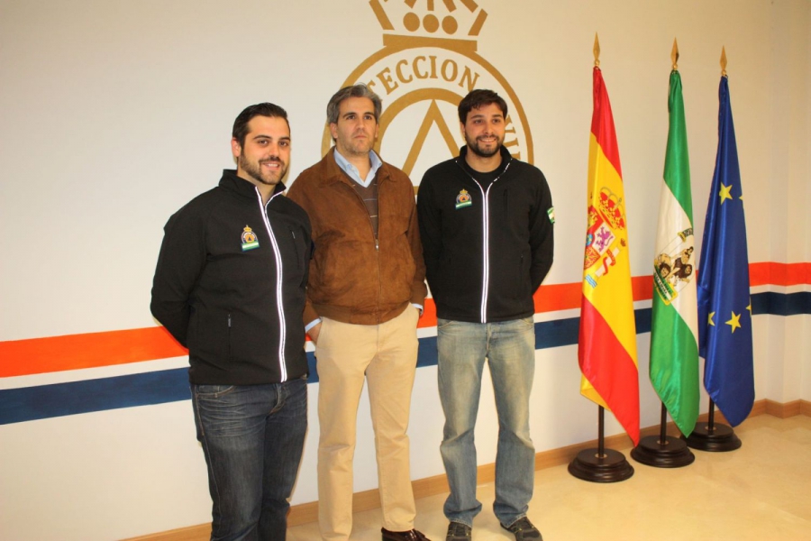 Israel Pérez, psicólogo, junto al delegado Antonio Arenas, y José Manuel Herrera, coordinador de Protección Civil.