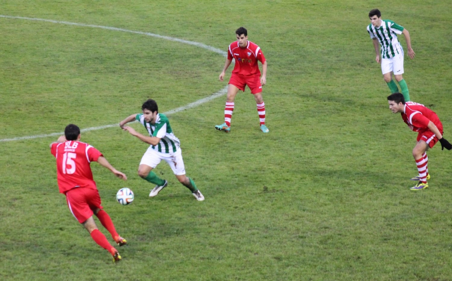 El conjunto blanco derrochó mucha intensidad y contuvo con éxito las acometidas del Antequera CF.