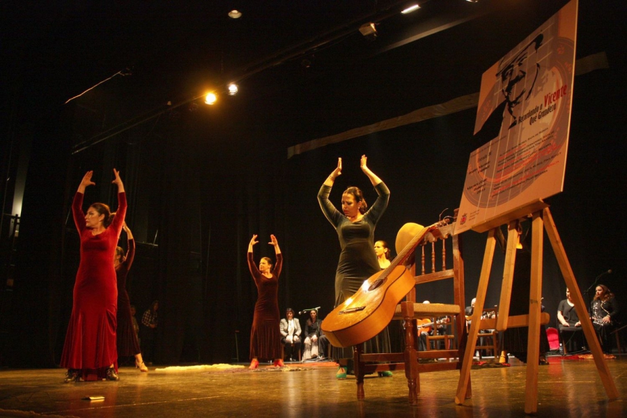 Una imagen de Vicente Becerra presidió el espectáculo.