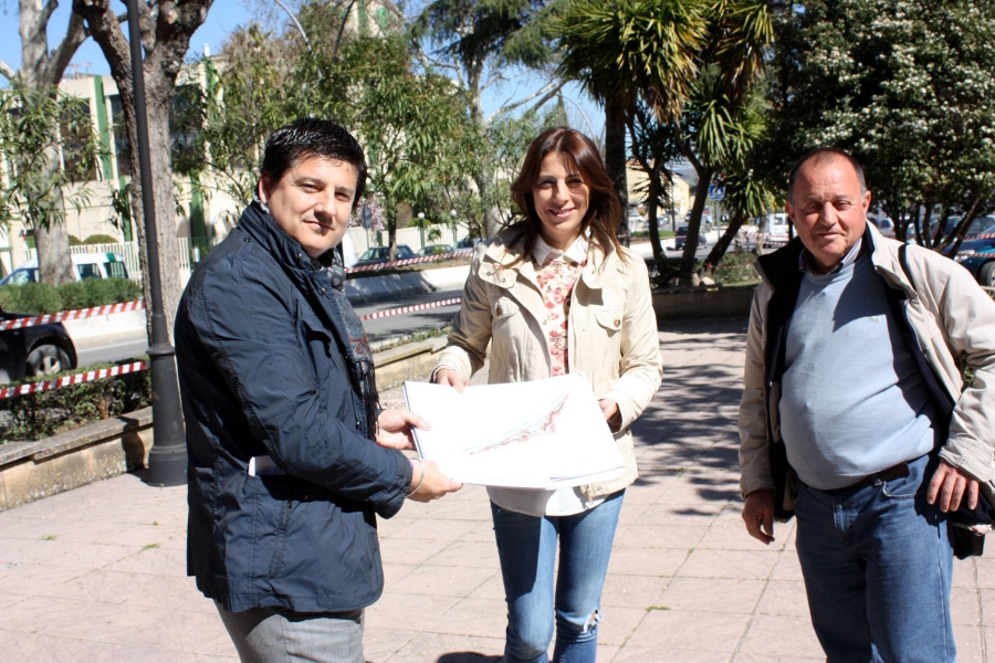 La alcaldesa, junto al Diputado Francisco Oblaré y el arquitecto municipal, Sebastián Naranjo.