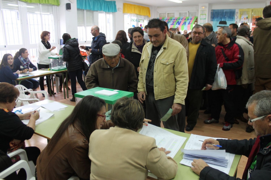Gran ambiente en una de las mesas electorales.