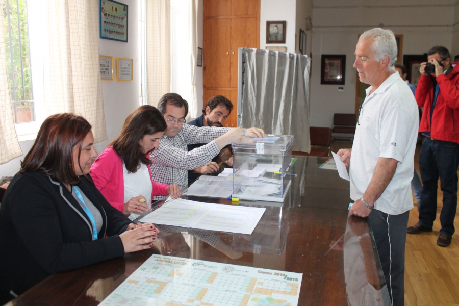 Imagen de una de las mesas electorales en el Colegio Juan Carrillo.
