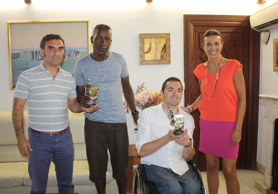 La alcaldesa ha recibido a los deportistas en el Consistorio.