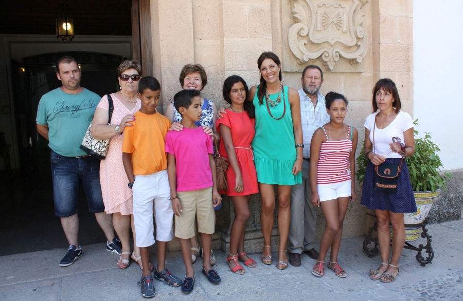 Los niños junto a sus familias de acogida y la alcaldesa de Ronda, María de la Paz Fernández.