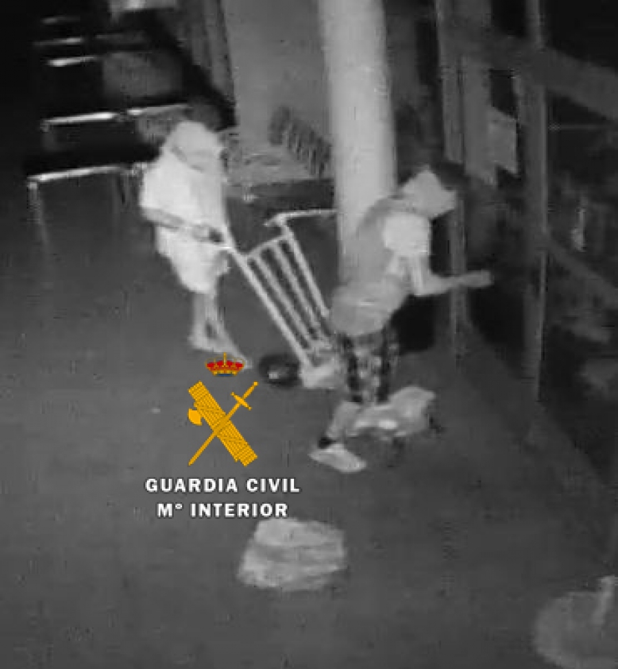 Imagen de los dos hombres durante uno de los robos.