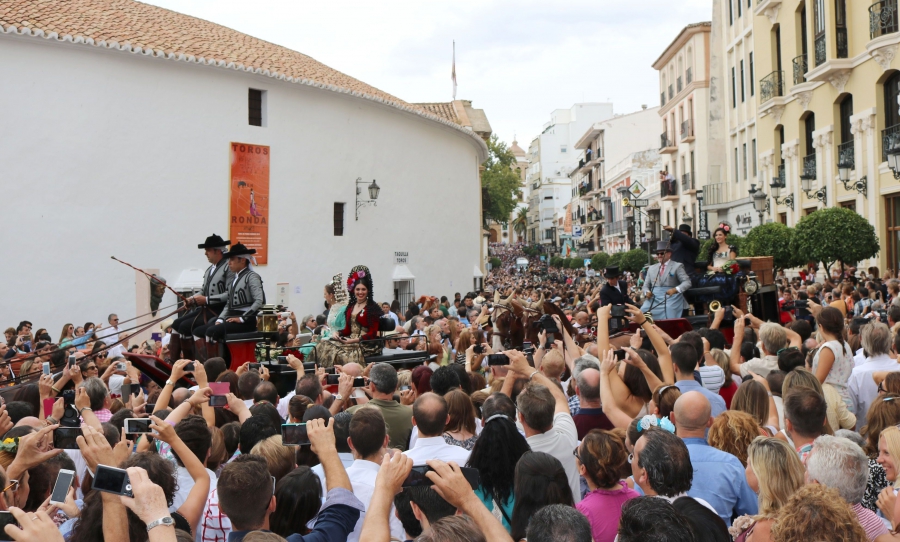 Entrada de los carruajes a la plaza de toros en la tarde del sábado.