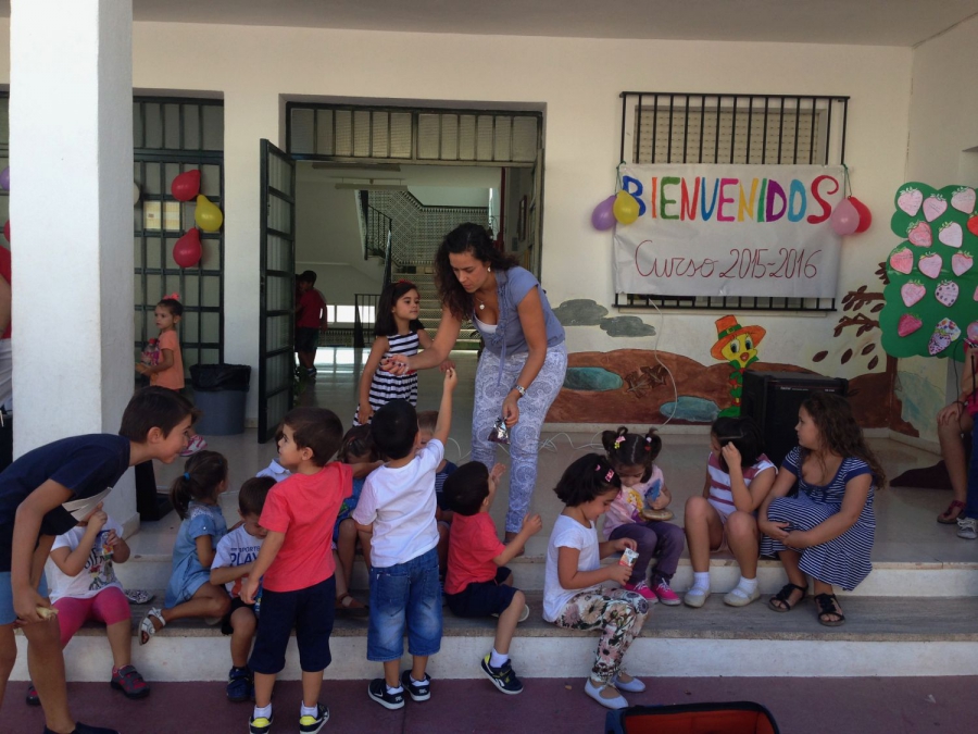 Alumnos del Colegio Martín Pinzón en su primer día de clase.