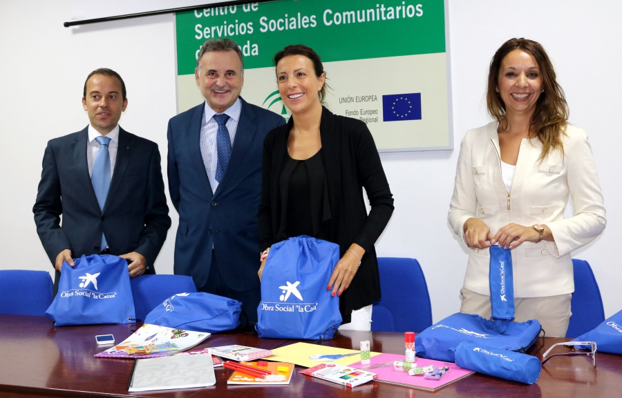 Los directores de las oficinas de la CaixaBank en Ronda junto a la alcaldesa de Ronda y la delegada de Bienestar Social.