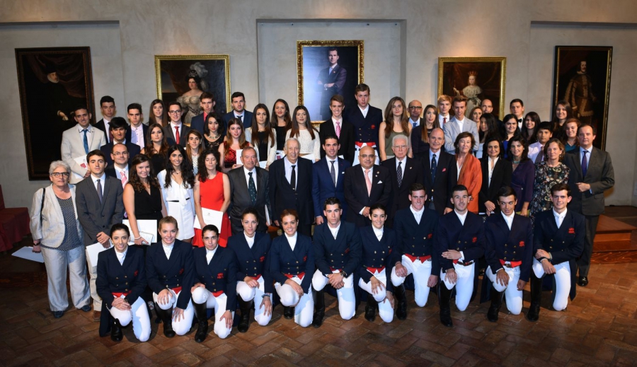 Foto de familia de los premiados en la biblioteca de la Real Maestranza de Caballería de Ronda.