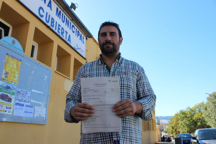 Carlos Rosado, del Club Waterpolo Ronda, con los informes médicos.