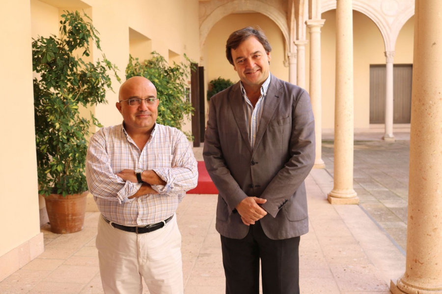 Cabello, a la derecha, junto al edil de Turismo.