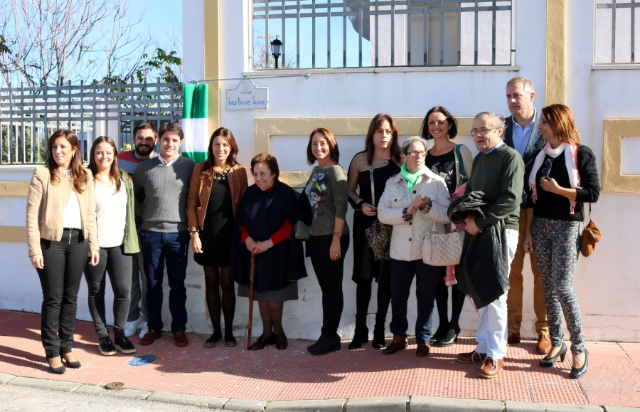 Adela Ramírez junto a familiares y amigos en la calle que desde hoy lleva su nombre.