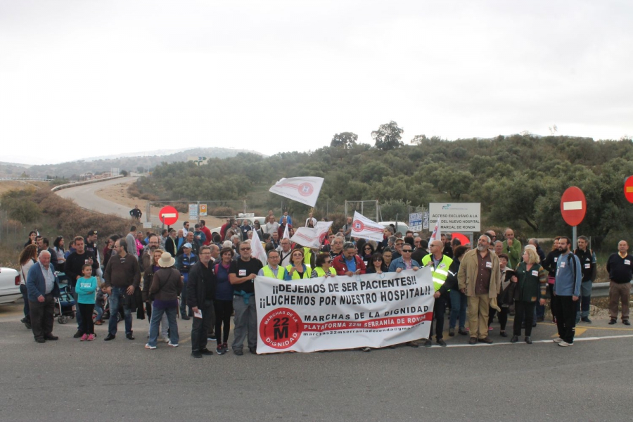 Los manifestantes en el acceso del nuevo hospital al término de la protesta.