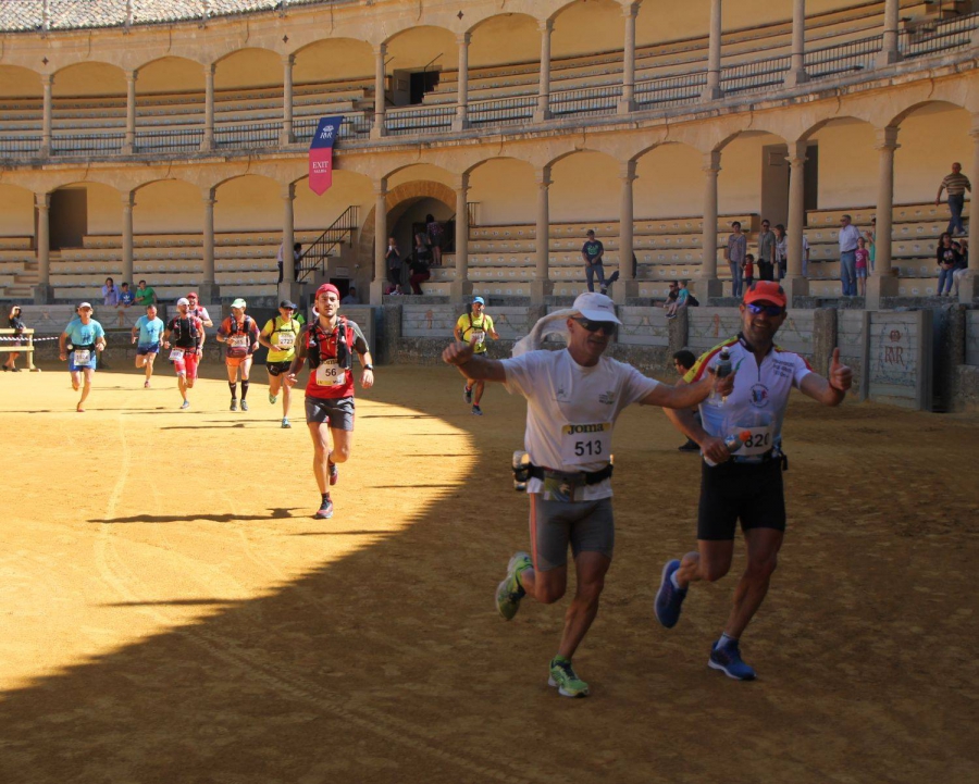 Un grupo de marchadores, durante el paso por la Plaza de Toros de Ronda