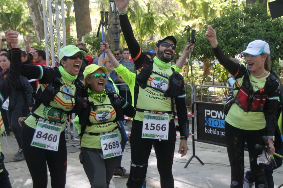Euforia por parte de un grupo de corredores tras alcanzar la meta
