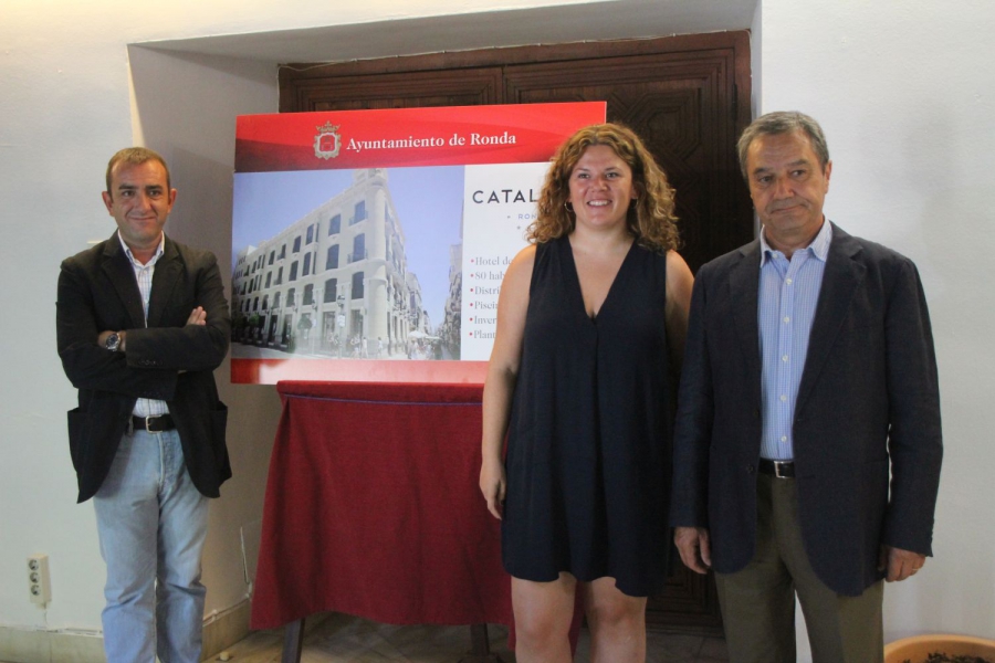 De izquierda a derecha el concejal de Obras, Francisco Márquez; la alcaldesa, Teresa Valdenebro y el Consejero de Catalonia, José Manuel Estévez