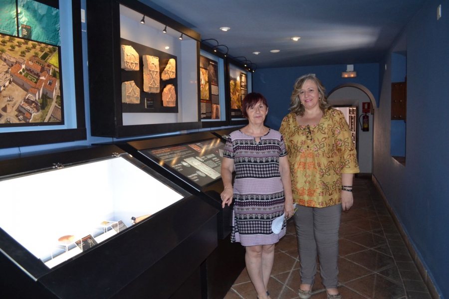 Paqui González, delegada de Patrimonio, junto a Isabel María Barriga, delegada de Turismo.