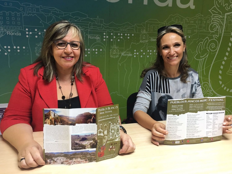 Isabel María Barriga, delegada de Turismo, junto a María José Zarzavilla, delegada de Cultura.