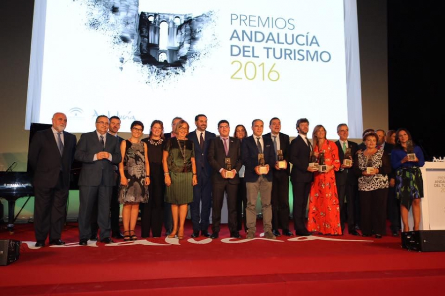 Foto de familia de los premiados con representantes de la Junta de Andalucía y el Ayuntamiento.