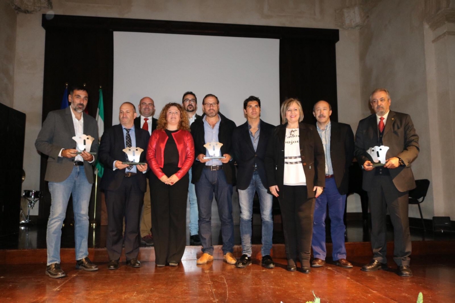 Foto de familia de todos los premiados en la Gala del Turismo.