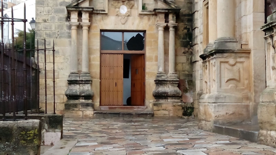 Imagen de la puerta por la que han accedido al interior de la iglesia