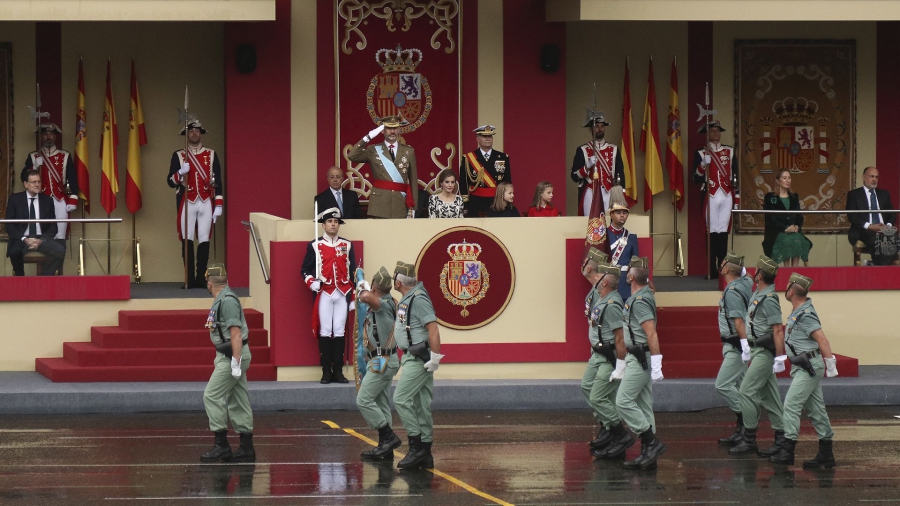 Mandos del 4º Tercio, saludando al Rey Felipe VI durante el desfile del día de la Fiesta Nacional en Madrid