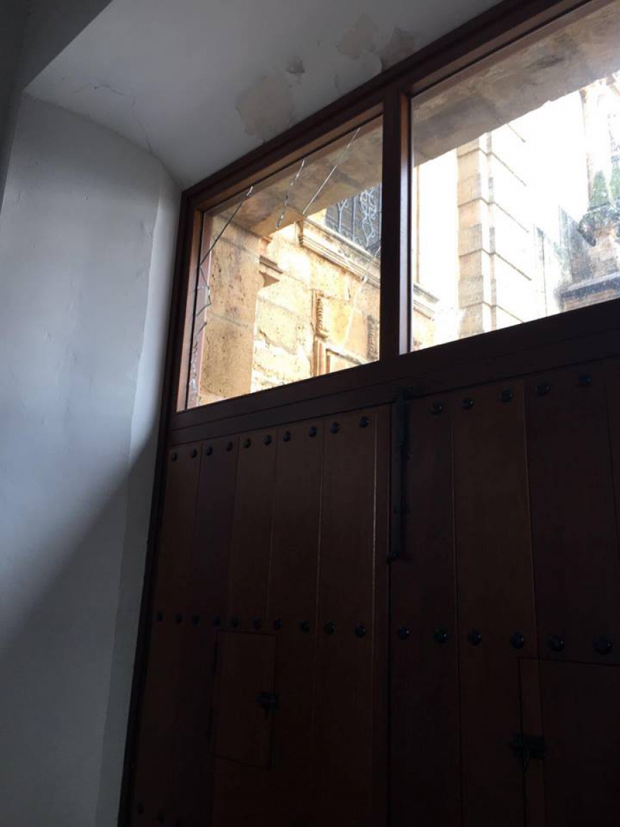 Imagen de uno de los cristales que rompieron para entrar a la iglesia