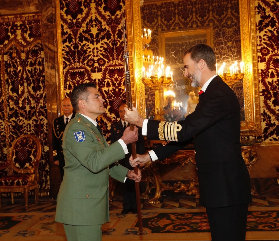 Ramón Armada, recibiendo la alabarda