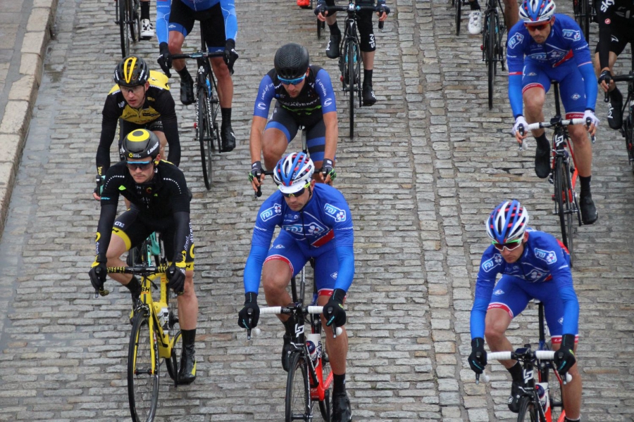 Un grupo de ciclistas, al paso por el Puente Nuevo