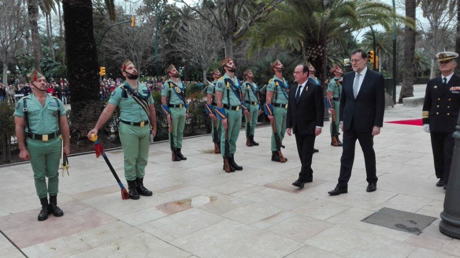 Los presidentes de Francia y España, pasando revista a las tropas
