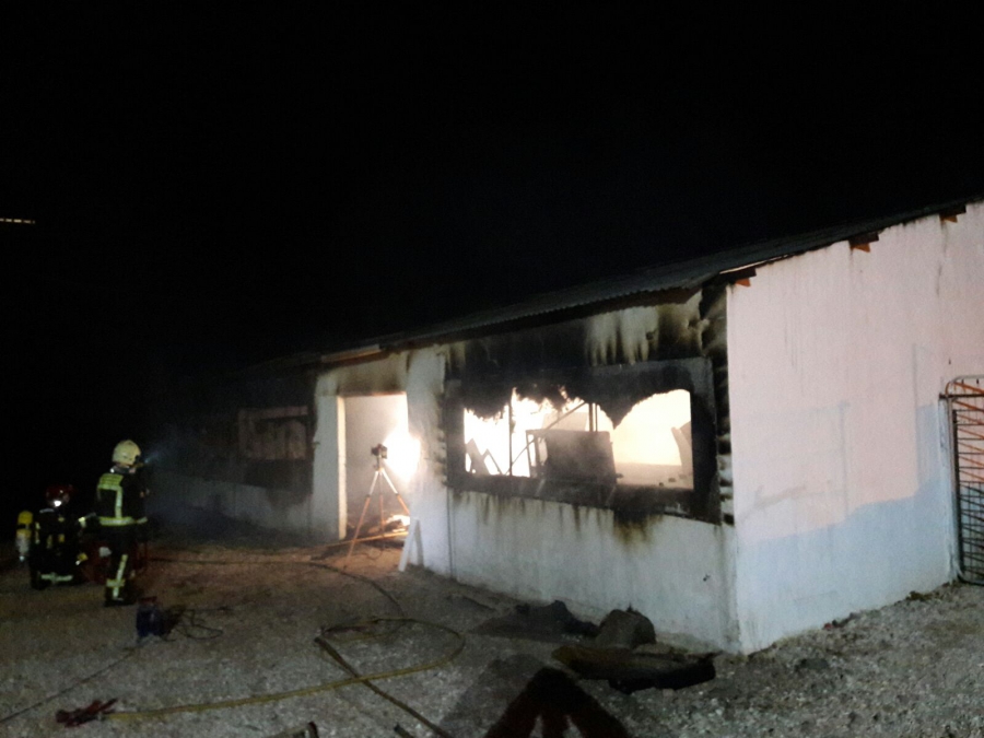 Imagen de la actuación de los bomberos durante el incendio