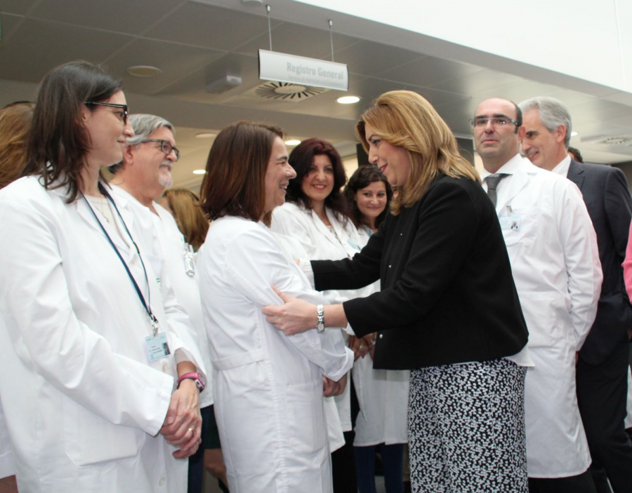Díaz, saludando a un grupo de profesionales sanitarios
