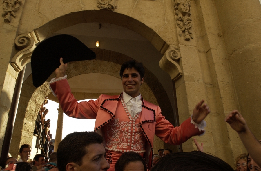 El mayor de los Rivera, saliendo a hombros tras uno de sus triunfos en Ronda