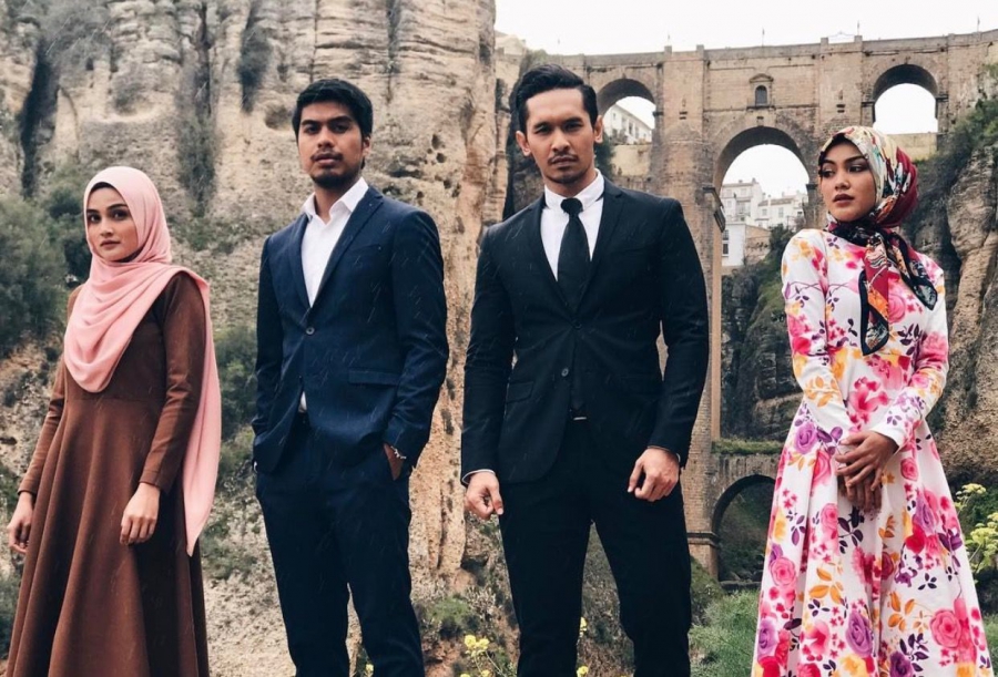 Los actores principales, con el Puente Nuevo de fondo