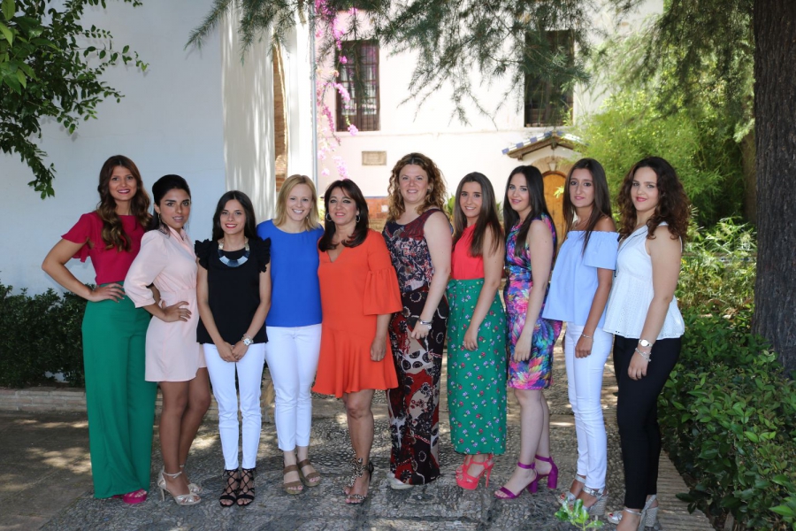 Las Damas Goyescas y su presidenta, junto a la alcaldesa, Teresa Valdenebro, y la delegada de Fiestas, Mª José Sánchez.