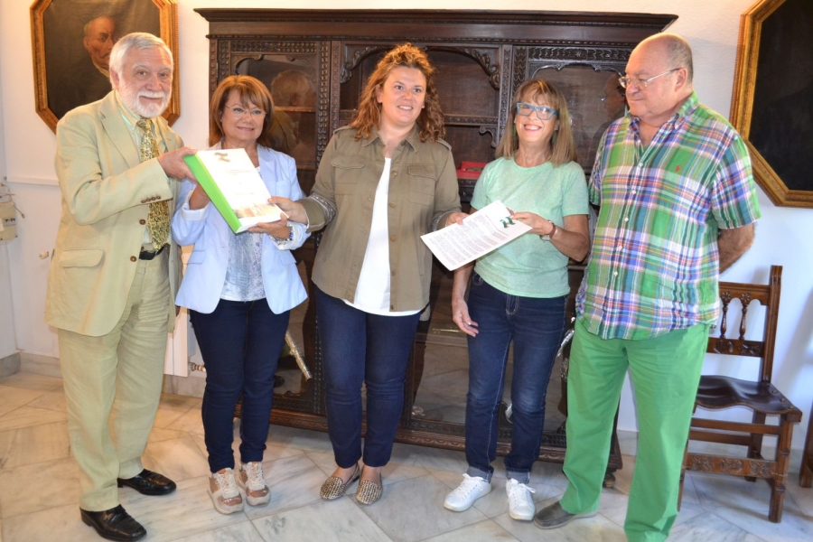 Miembros de la comisión que impulsa el nombramiento junto a la alcaldesa de Ronda, Teresa Valdenebro.