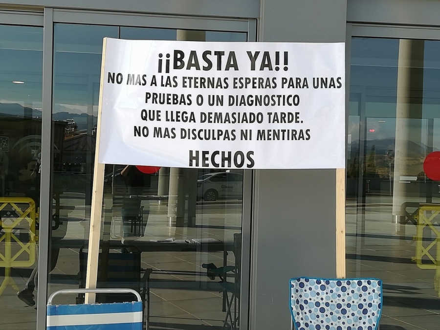 Eva Durán ya ha recogido firmas a las puertas del Hospital Comarcal.