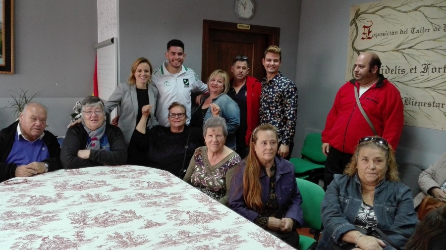 Jonathan Manzano ha estado acompañado por sus familiares durante el acto.