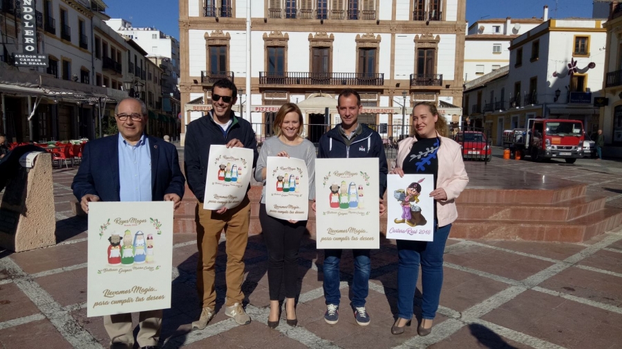 Foto de familia de Sus Majestades, la Cartera Real y la delegada de Fiestas.