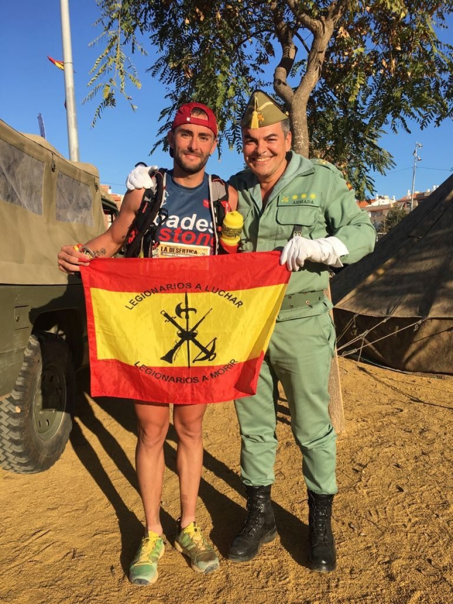 Lobato, a la izquierda, junto al Coronel Jefe del Tercio Alejandro Farnesio, Ramón Armada