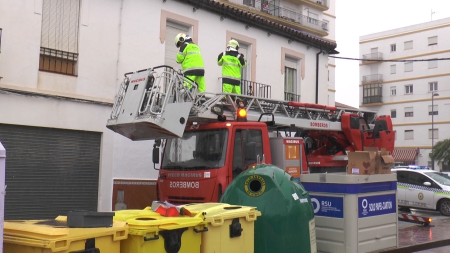 Los bomberos han realizado numerosas salidas a lo largo de la jornada.
