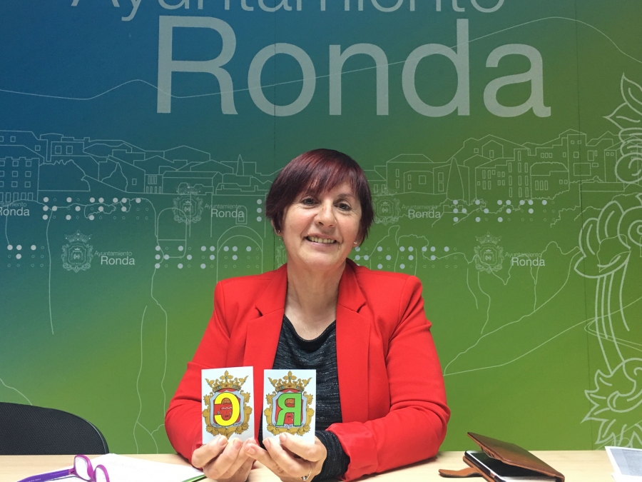 La edil de Izquierda Unida, mostrando las pegatinas que deberán llevar en sus coches los residentes, alumnos del Conservatorio y padres del Colegio Sagrado Corazón